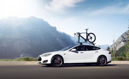 2015 Tesla Model S P85D White with a Bike Roof Rack Side Wallpapers 450x275 (9)