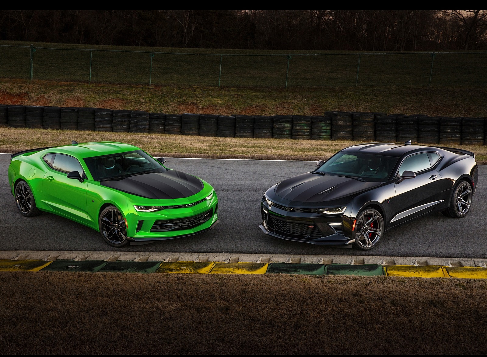 2017 Chevrolet Camaro 1LE Green and Camaro SS 1LE Black with Performance Packages Front Wallpapers #6 of 7