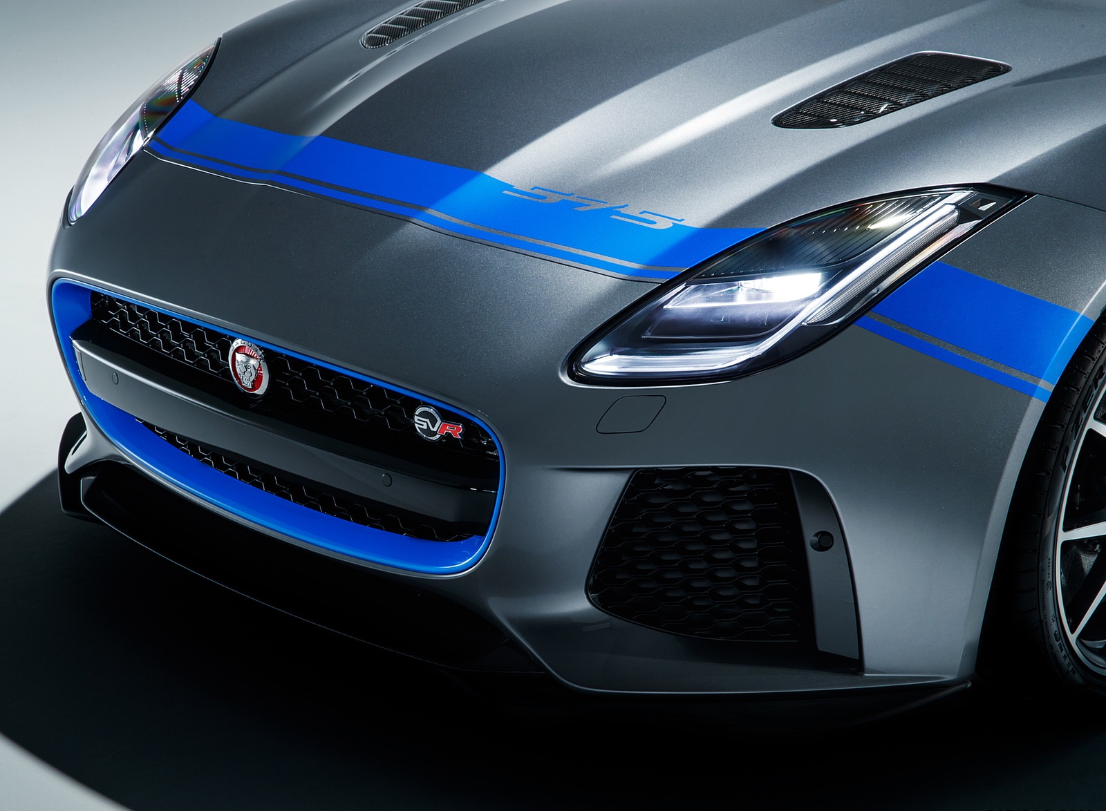 2019 Jaguar F-TYPE SVR Graphic Pack Front Bumper Wallpapers (6)