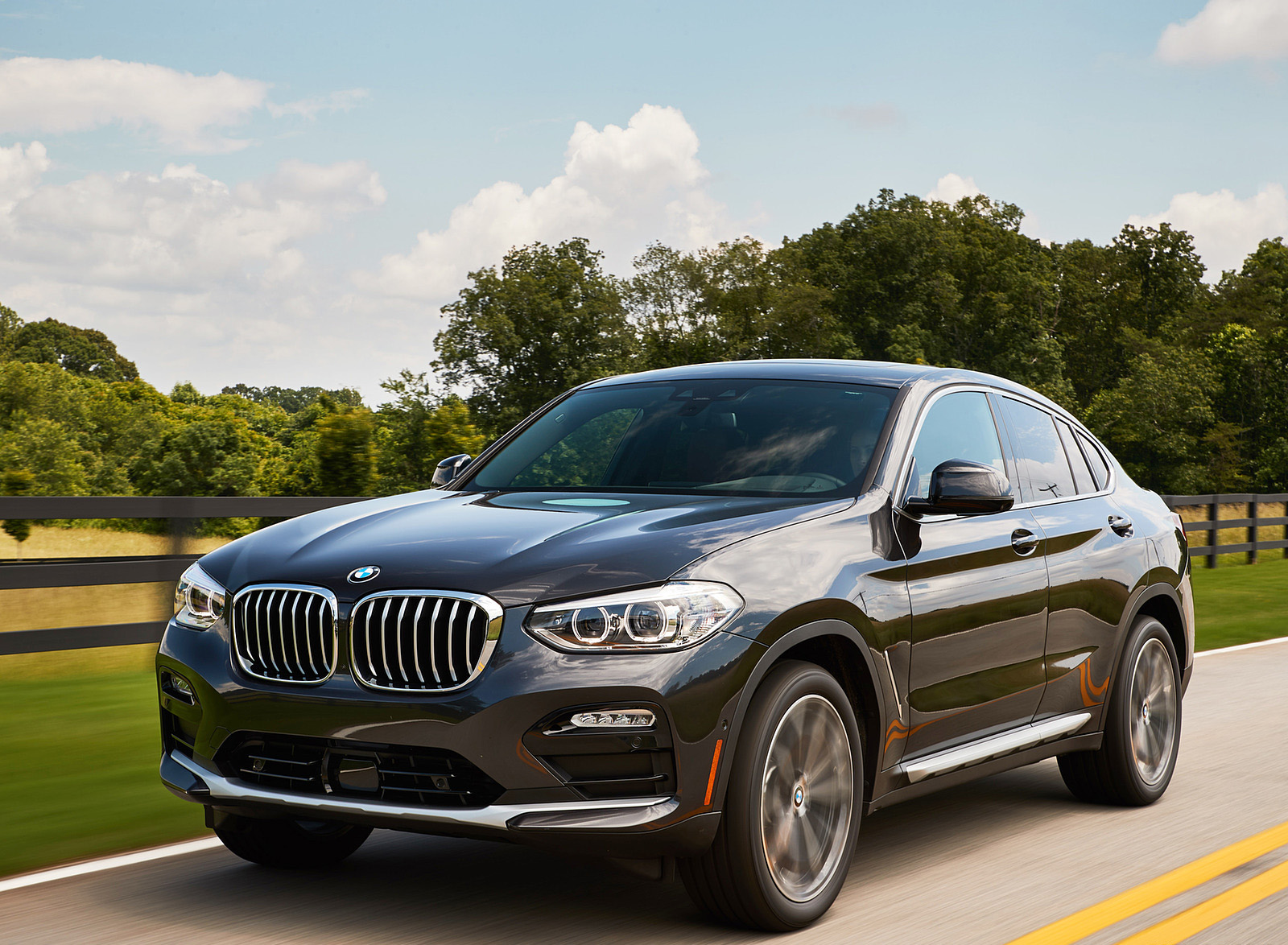 2019 BMW X4 xDrive30i Front Three-Quarter Wallpapers #16 of 106