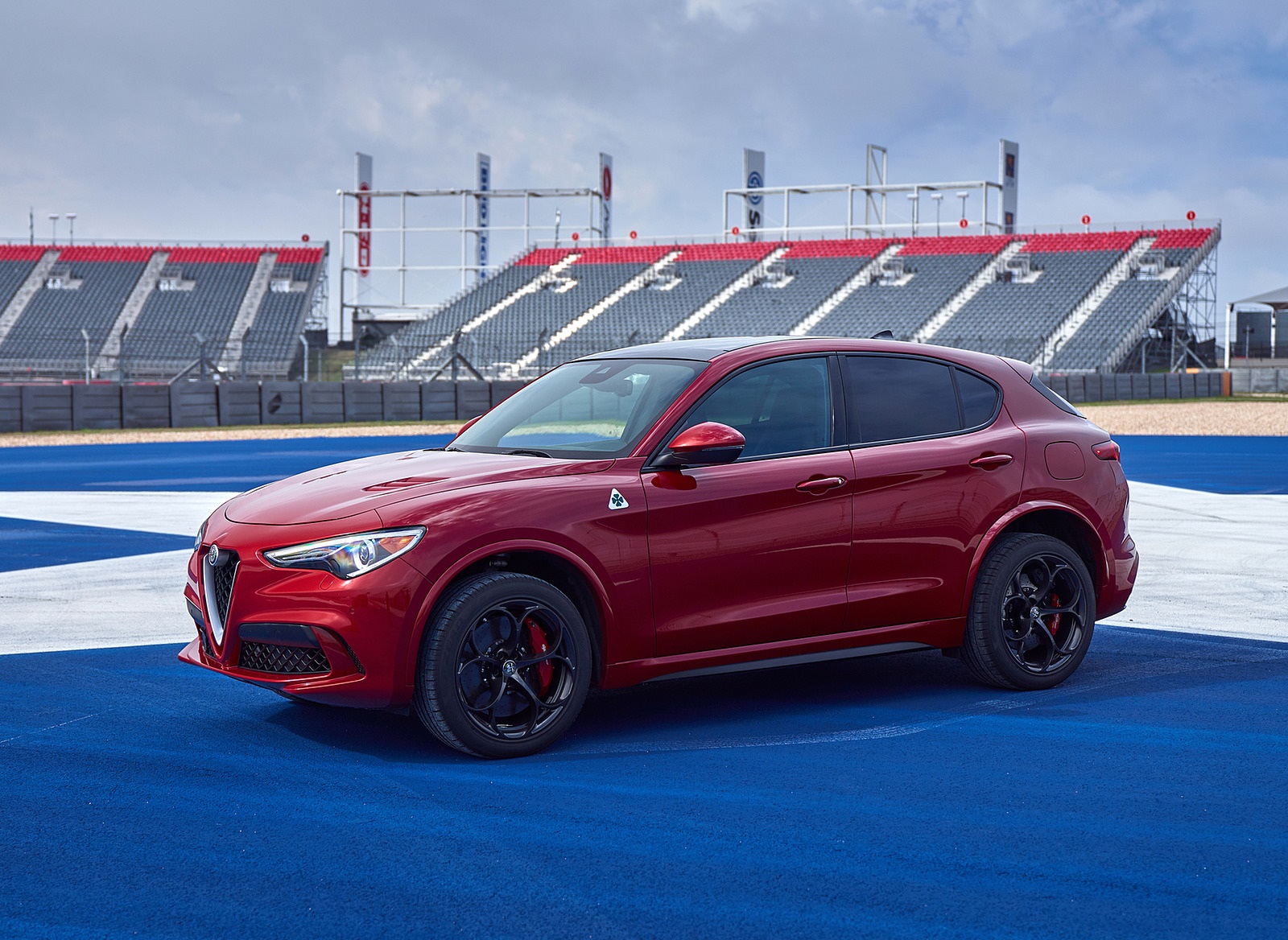 2018 Alfa Romeo Stelvio Quadrifoglio (Color: Rosso Competizione) Front Three-Quarter Wallpapers #50 of 87