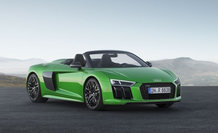 2018 Audi R8 Spyder V10 plus (Color: Micrommata Green) Front Three-Quarter Wallpapers 450x275 (4)