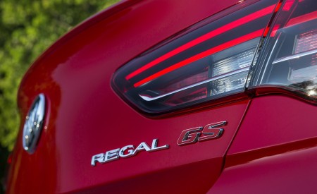 2018 Buick Regal GS Badge Wallpapers 450x275 (24)