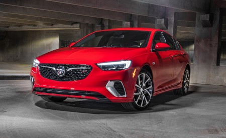 2018 Buick Regal GS Front Three-Quarter Wallpapers 450x275 (18)