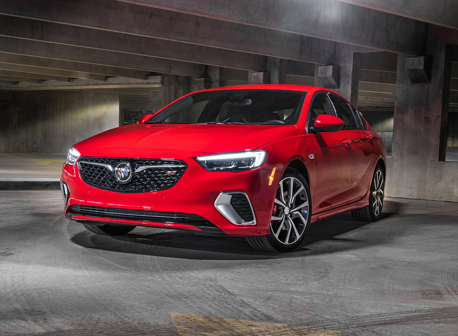 2018 Buick Regal GS Front Three-Quarter Wallpapers #18 of 32