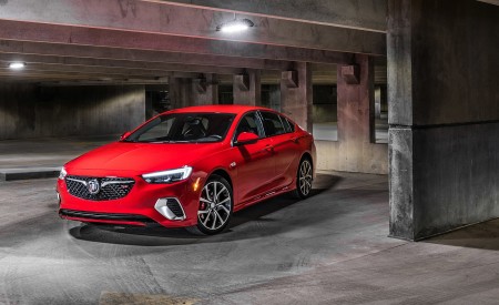 2018 Buick Regal GS Front Three-Quarter Wallpapers 450x275 (17)
