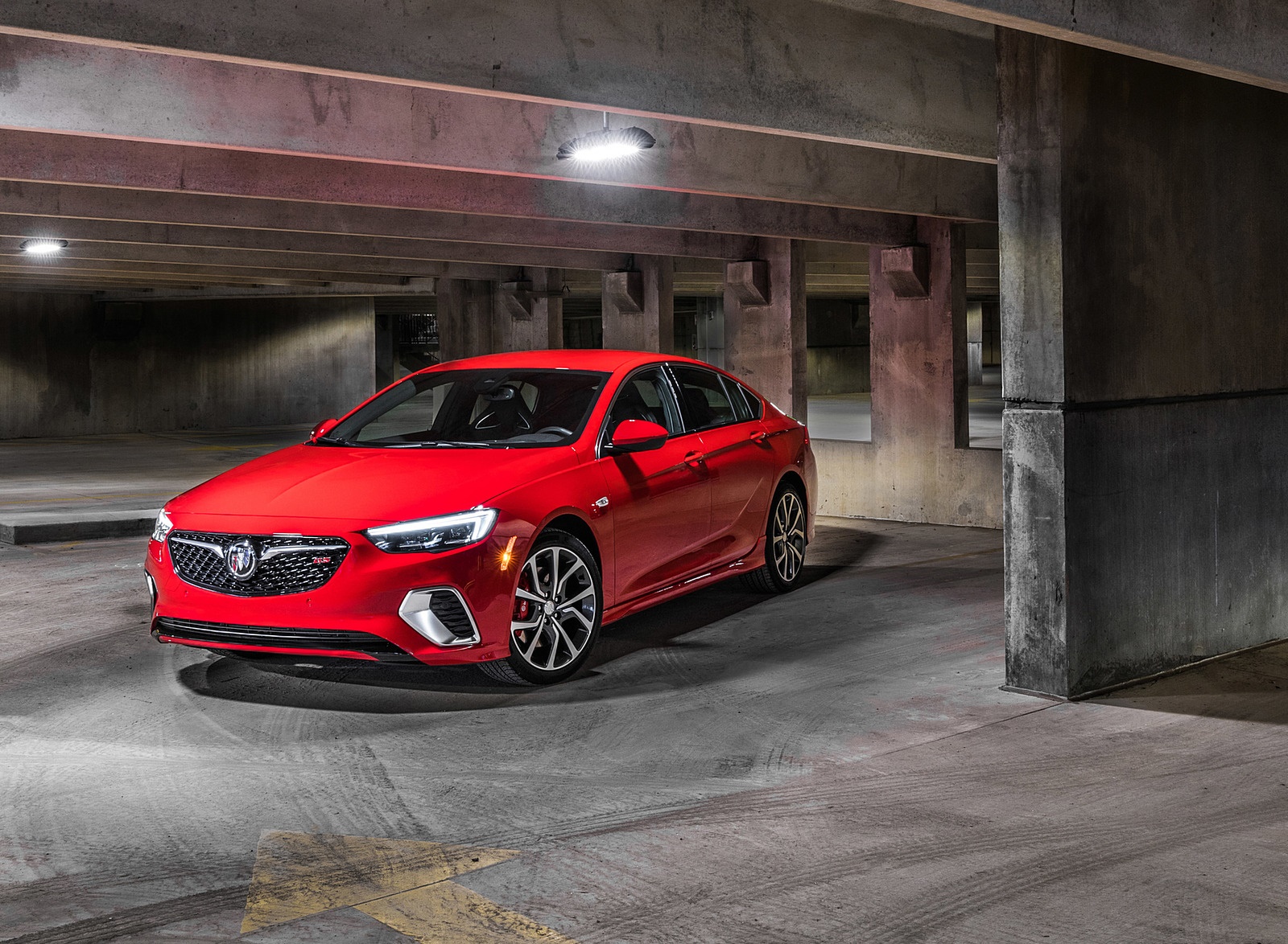 2018 Buick Regal GS Front Three-Quarter Wallpapers #17 of 32