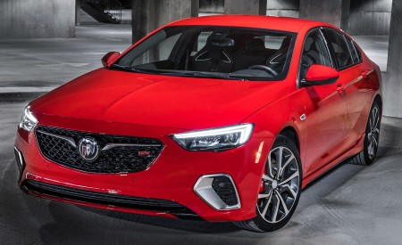 2018 Buick Regal GS Front Three-Quarter Wallpapers 450x275 (16)