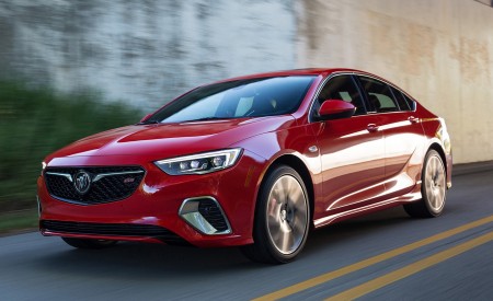 2018 Buick Regal GS Front Three-Quarter Wallpapers 450x275 (6)