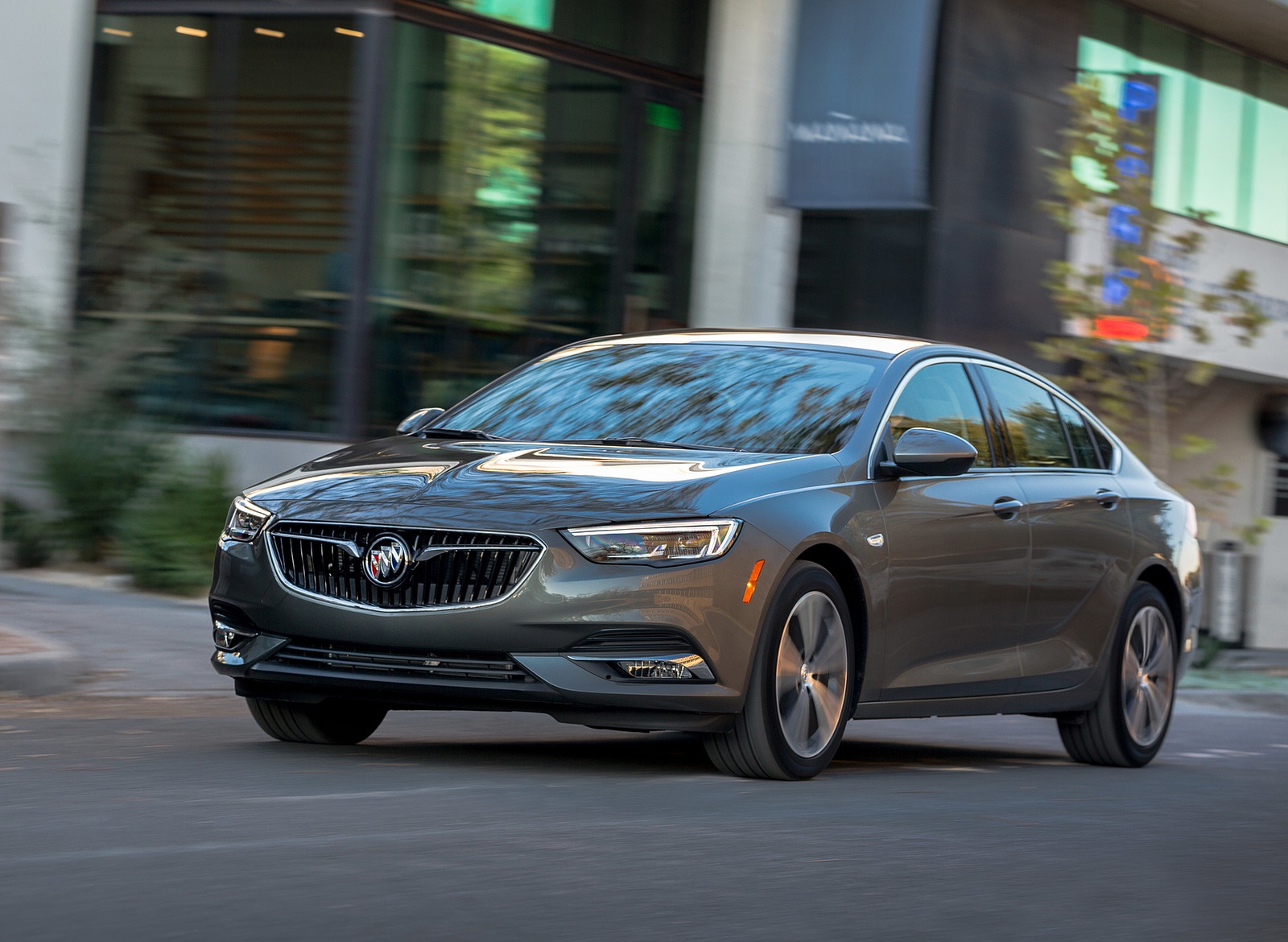 2018 Buick Regal Sportback Front Three-Quarter Wallpapers #5 of 23