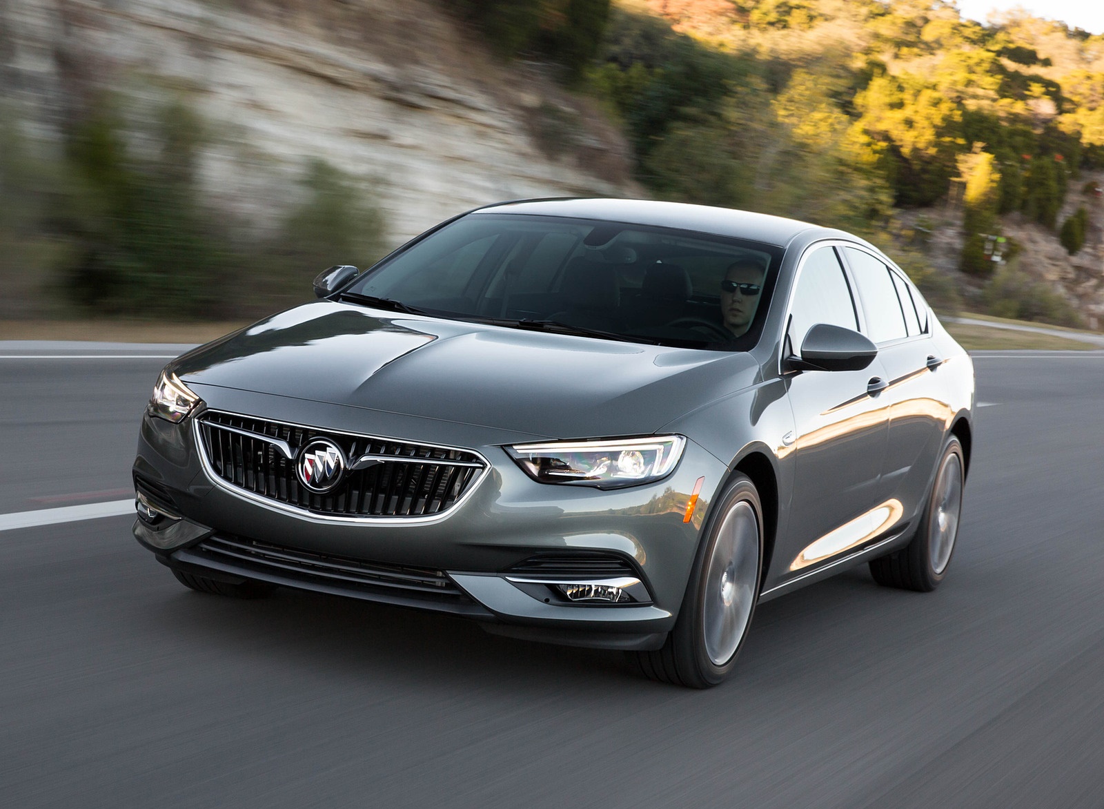 2018 Buick Regal Sportback Front Three-Quarter Wallpapers (4)