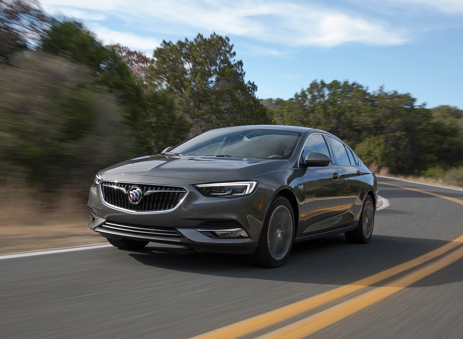 2018 Buick Regal Sportback Front Three-Quarter Wallpapers (3)