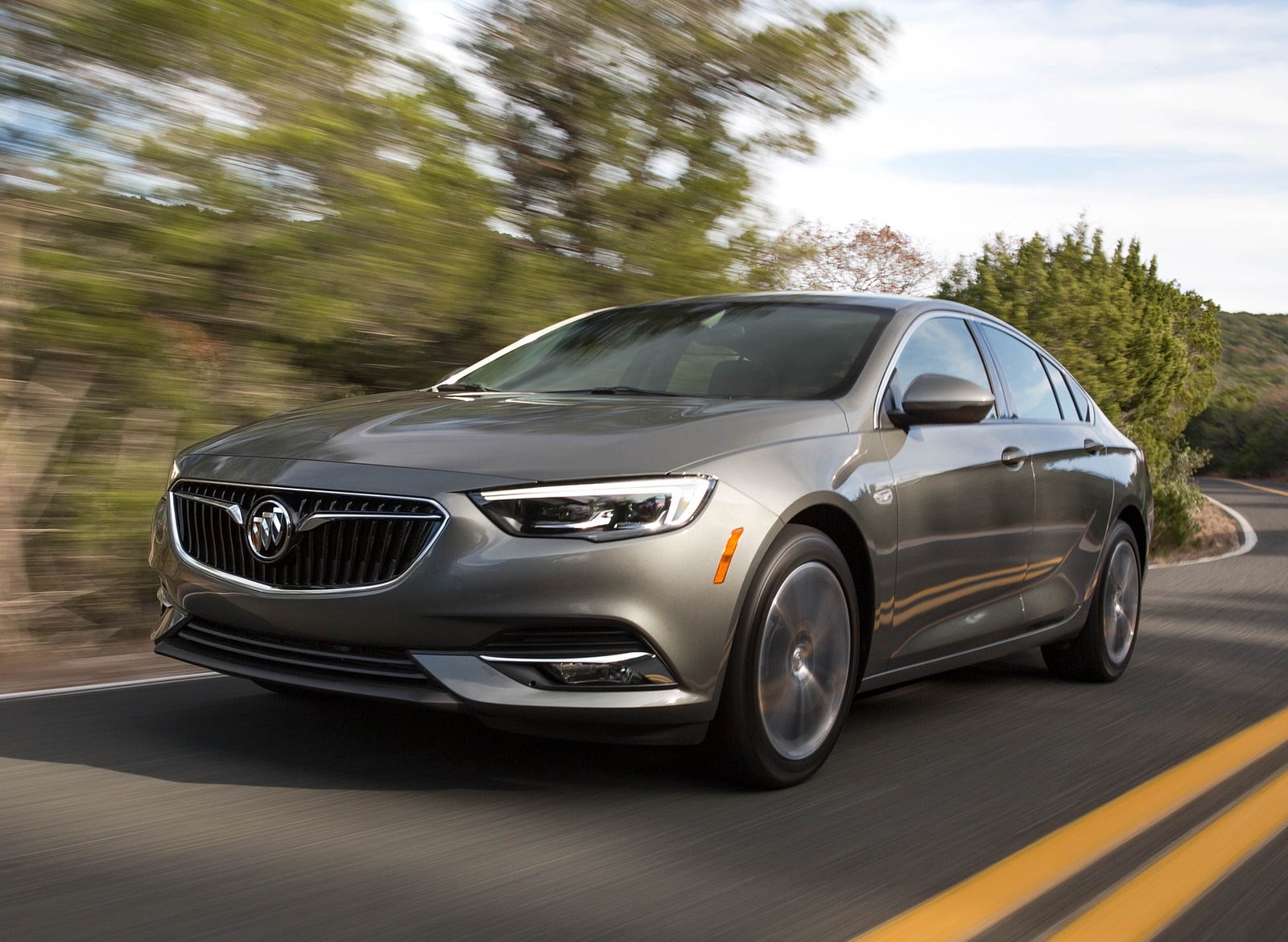 2018 Buick Regal Sportback Front Three-Quarter Wallpapers #2 of 23