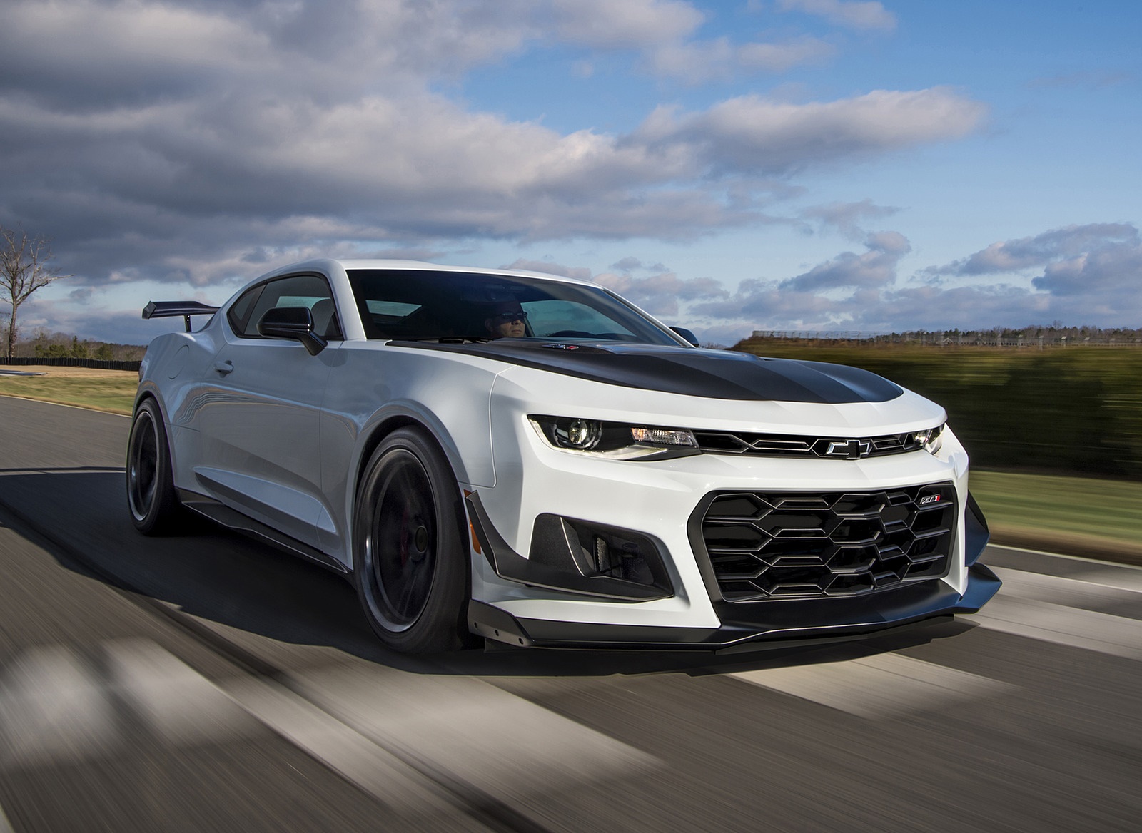 2018 Chevrolet Camaro ZL1 1LE Front Three-Quarter Wallpapers #50 of 80