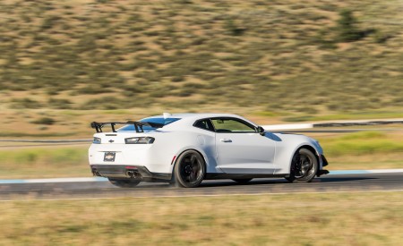 2018 Chevrolet Camaro ZL1 1LE Side Wallpapers 450x275 (54)