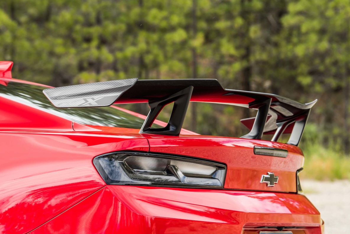 Чёрная Chevrolet Camaro со спойлером
