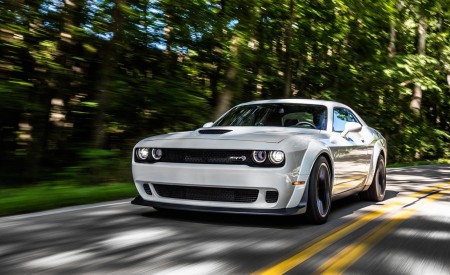 2018 Dodge Challenger SRT Hellcat Widebody (Color: White Knuckle) Front Three-Quarter Wallpapers 450x275 (76)