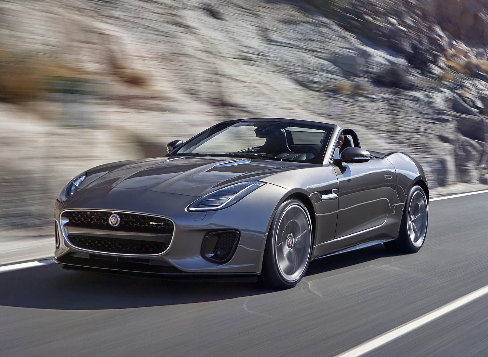 2018 Jaguar F-TYPE R Dynamic Convertible Front Three-Quarter Wallpapers #23 of 51