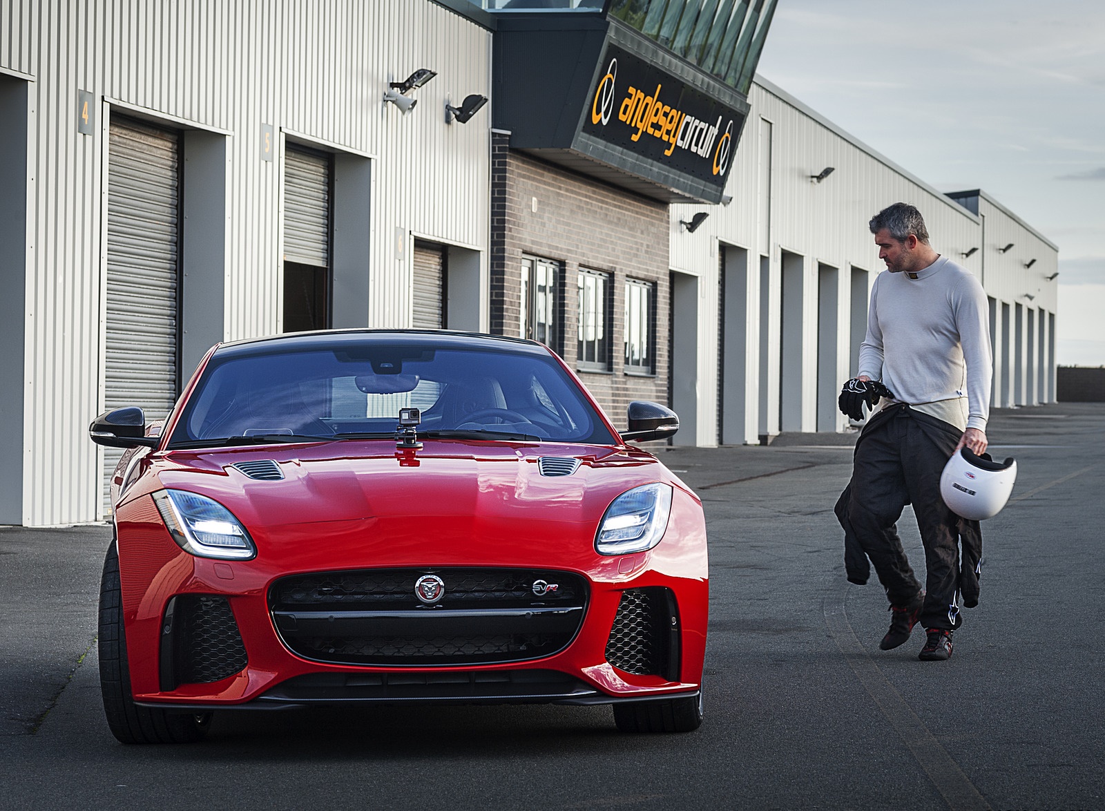 2018 Jaguar F-TYPE SVR Coupe Front Wallpapers #10 of 51