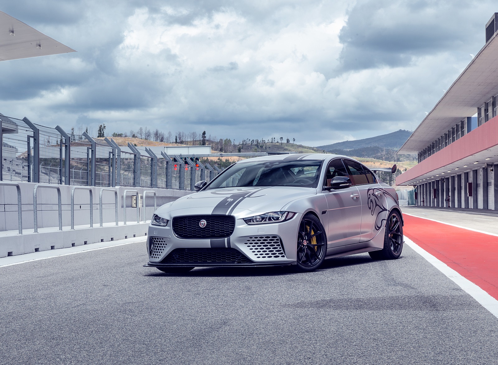 2018 Jaguar XE SV Project 8 Front Three-Quarter Wallpapers #88 of 120