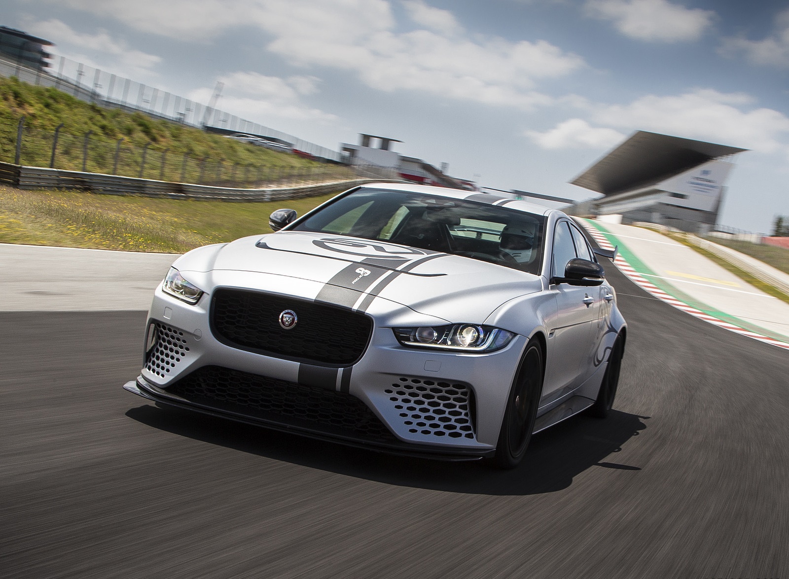 2018 Jaguar XE SV Project 8 Front Three-Quarter Wallpapers #42 of 120