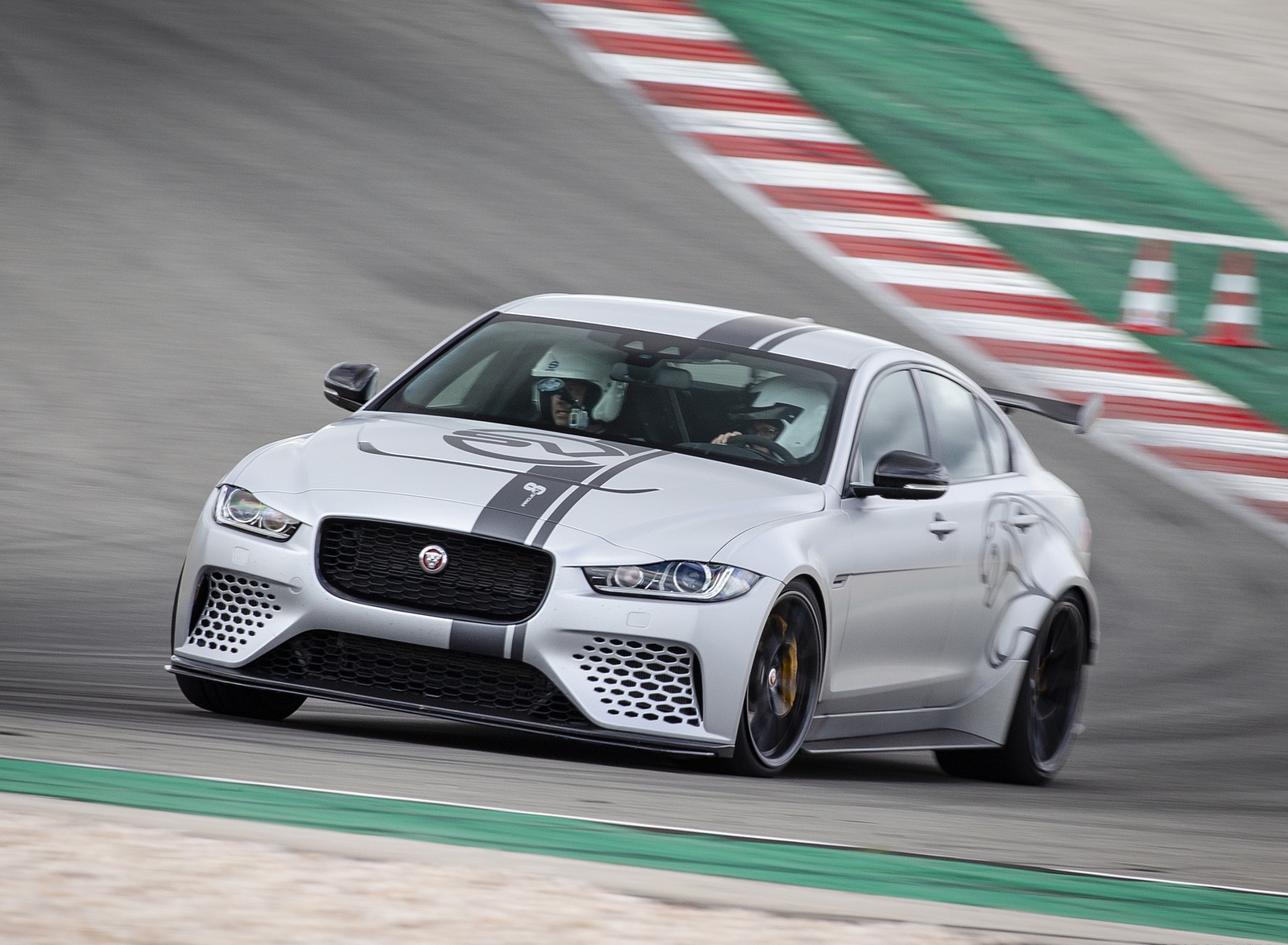2018 Jaguar XE SV Project 8 Front Wallpapers #81 of 120