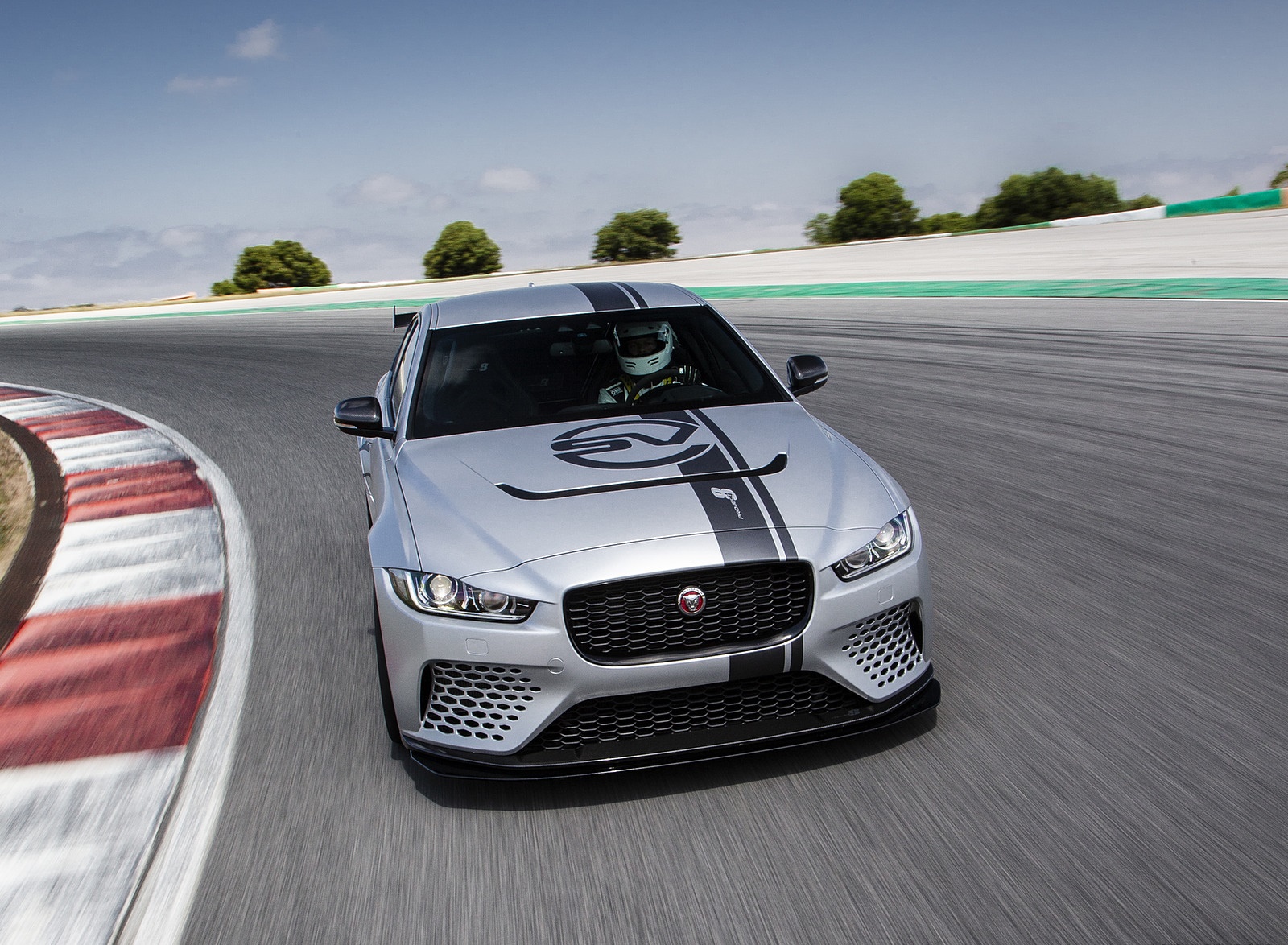 2018 Jaguar XE SV Project 8 Front Wallpapers #45 of 120