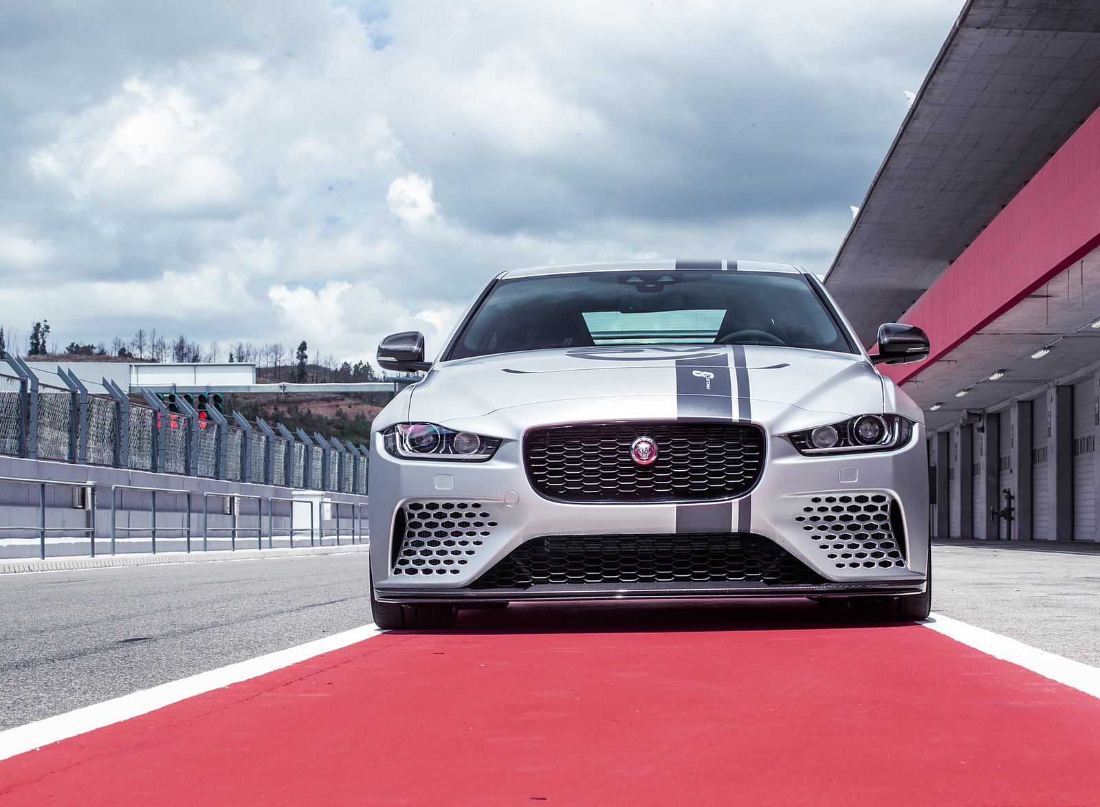 2018 Jaguar XE SV Project 8 Front Wallpapers #92 of 120