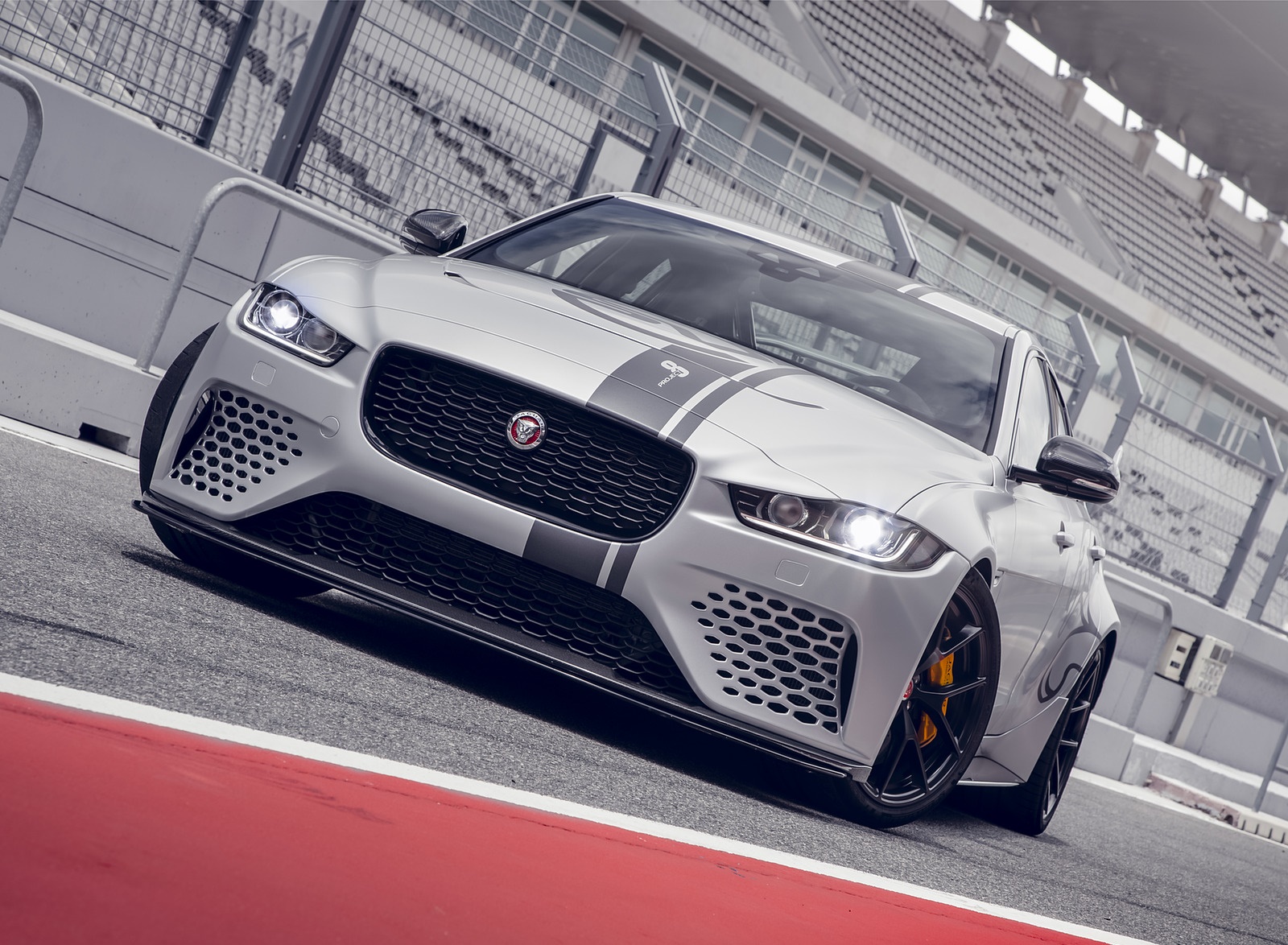 2018 Jaguar XE SV Project 8 Front Wallpapers #70 of 120