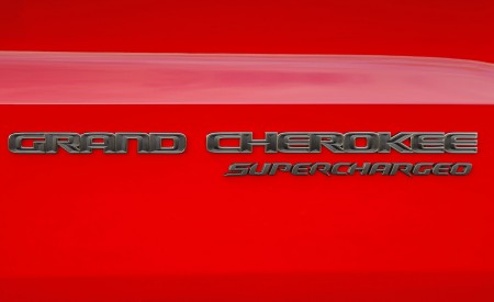 2018 Jeep Grand Cherokee Supercharged Trackhawk Badge Wallpapers 450x275 (28)