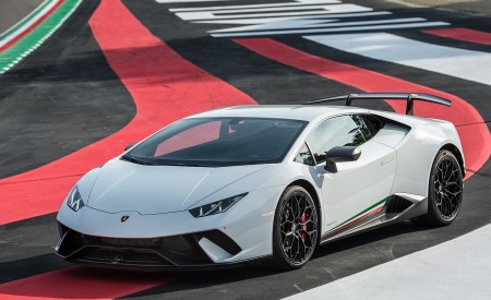 2018 Lamborghini Huracán Performante Front Three-Quarter Wallpapers 450x275 (43)