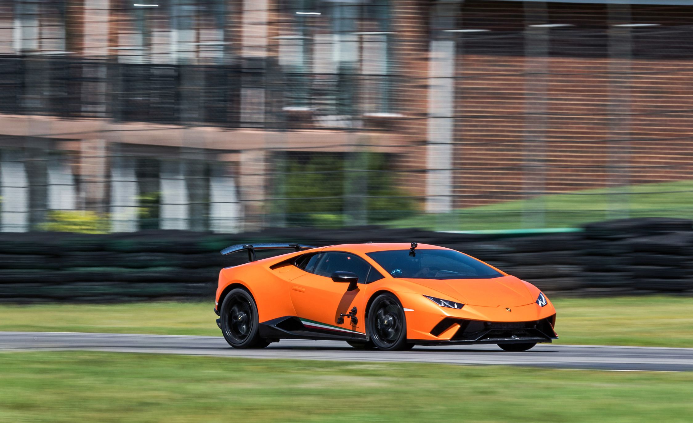 2018 Lamborghini Huracán Performante Side Wallpapers #8 of 109