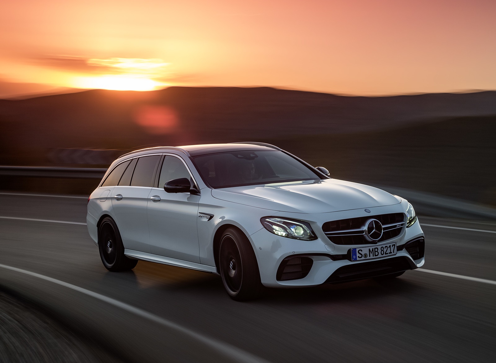 2018 Mercedes-AMG E63 S Wagon 4MATIC+ (Color: Diamond White) Front Three-Quarter Wallpapers #29 of 37