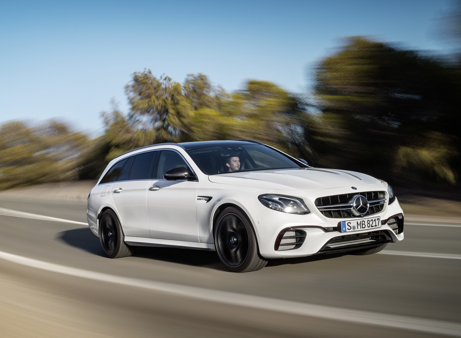 2018 Mercedes-AMG E63 S Wagon 4MATIC+ (Color: Diamond White) Front Three-Quarter Wallpapers #20 of 37
