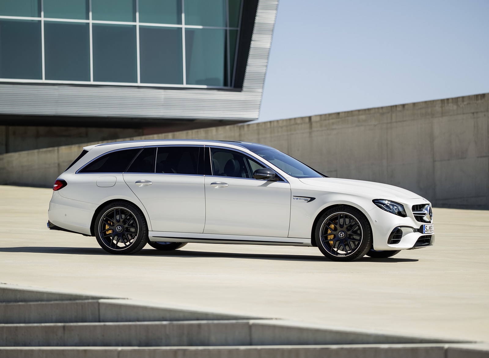 2018 Mercedes-AMG E63 S Wagon 4MATIC+ (Color: Diamond White) Side Wallpapers #32 of 37