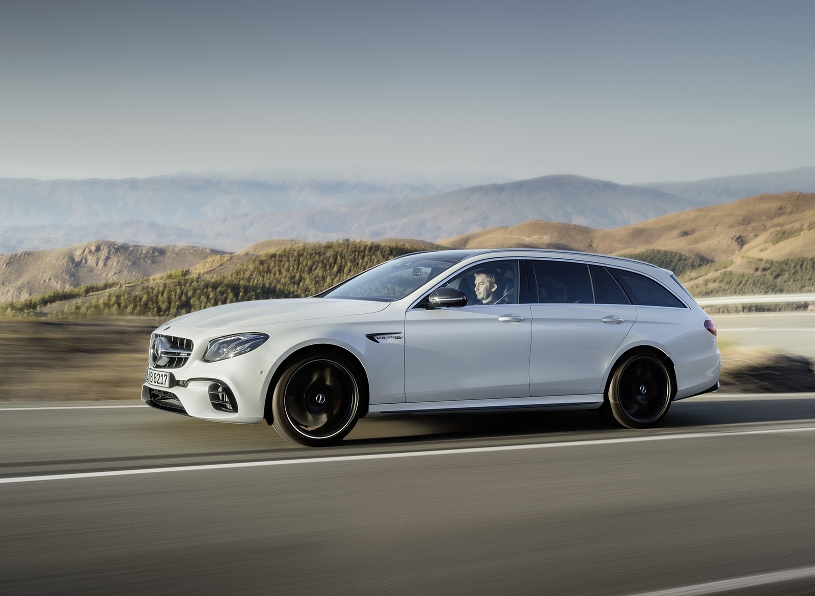 2018 Mercedes-AMG E63 S Wagon 4MATIC+ (Color: Diamond White) Side Wallpapers #25 of 37