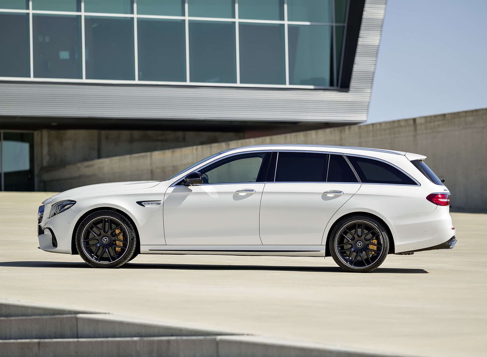 2018 Mercedes-AMG E63 S Wagon 4MATIC+ (Color: Diamond White) Side Wallpapers #33 of 37