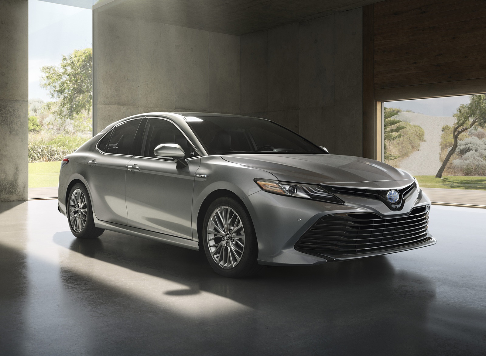 2018 Toyota Camry Hybrid Front Three-Quarter Wallpapers #3 of 65