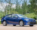 2018 Toyota Camry LE Front Three-Quarter Wallpapers 150x120 (19)