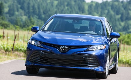 2018 Toyota Camry LE Front Wallpapers 450x275 (16)