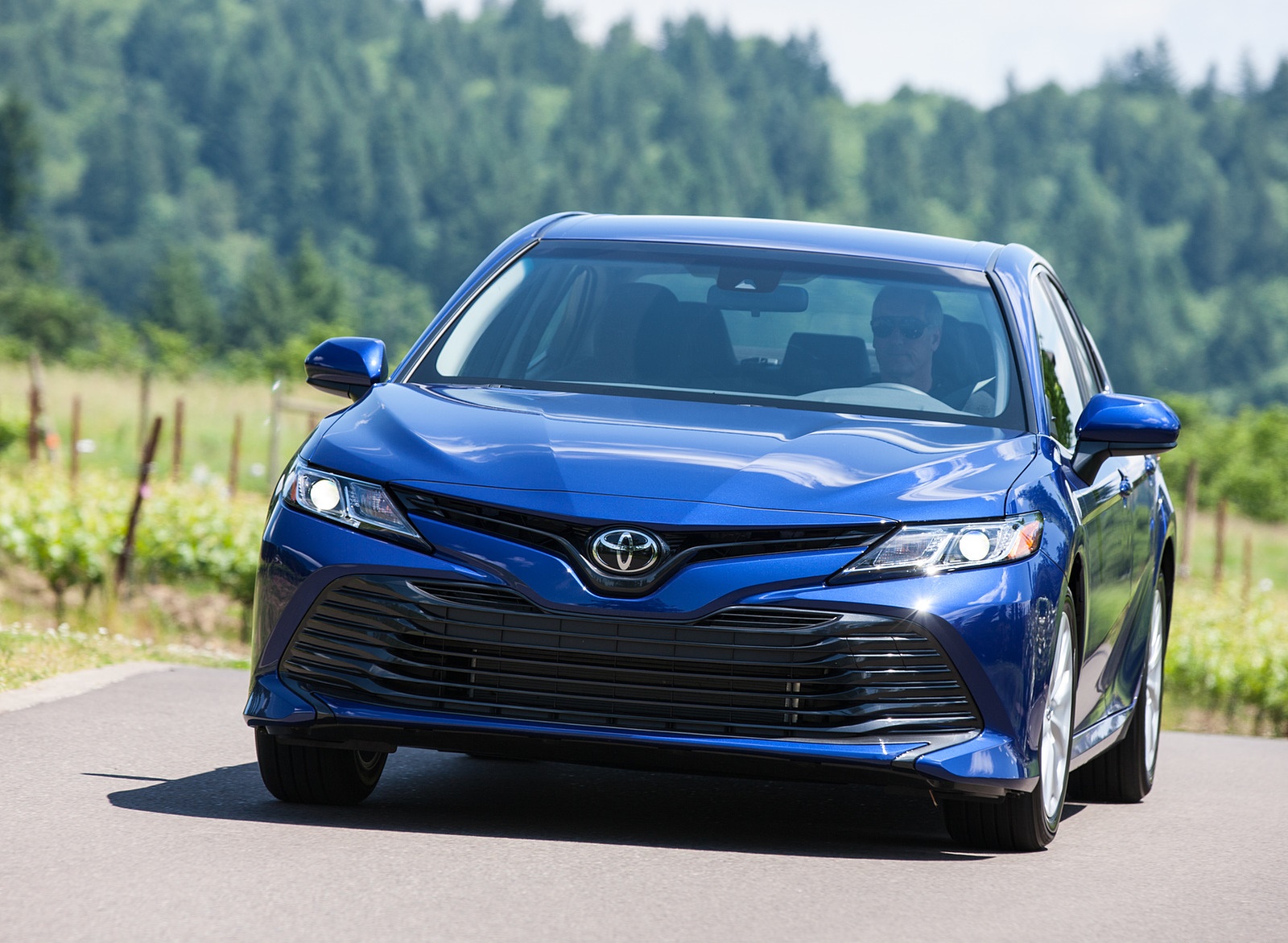 2018 Toyota Camry LE Front Wallpapers #16 of 65