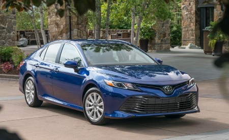 2018 Toyota Camry LE Front Wallpapers 450x275 (18)