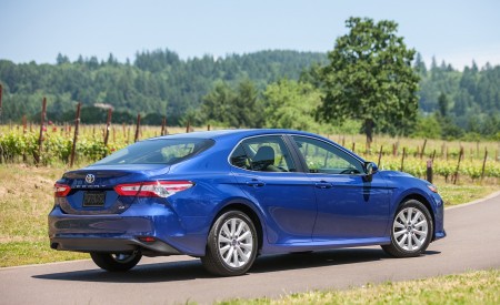 2018 Toyota Camry LE Rear Three-Quarter Wallpapers 450x275 (17)