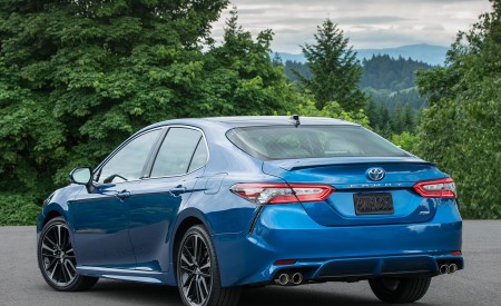 2018 Toyota Camry Rear Three-Quarter Wallpapers 450x275 (45)