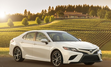 2018 Toyota Camry SE Front Three-Quarter Wallpapers 450x275 (25)
