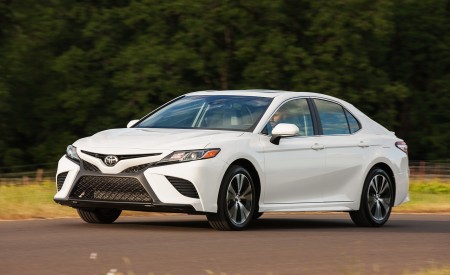 2018 Toyota Camry SE Front Three-Quarter Wallpapers 450x275 (24)