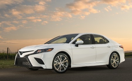 2018 Toyota Camry SE Front Three-Quarter Wallpapers 450x275 (23)