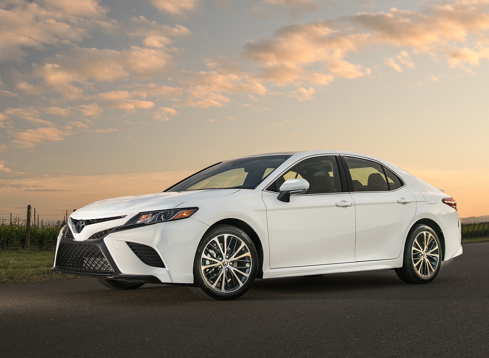 2018 Toyota Camry SE Front Three-Quarter Wallpapers #23 of 65