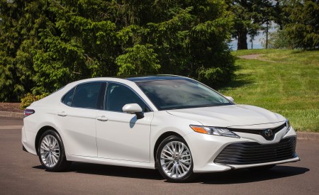 2018 Toyota Camry SE Front Three-Quarter Wallpapers 450x275 (32)