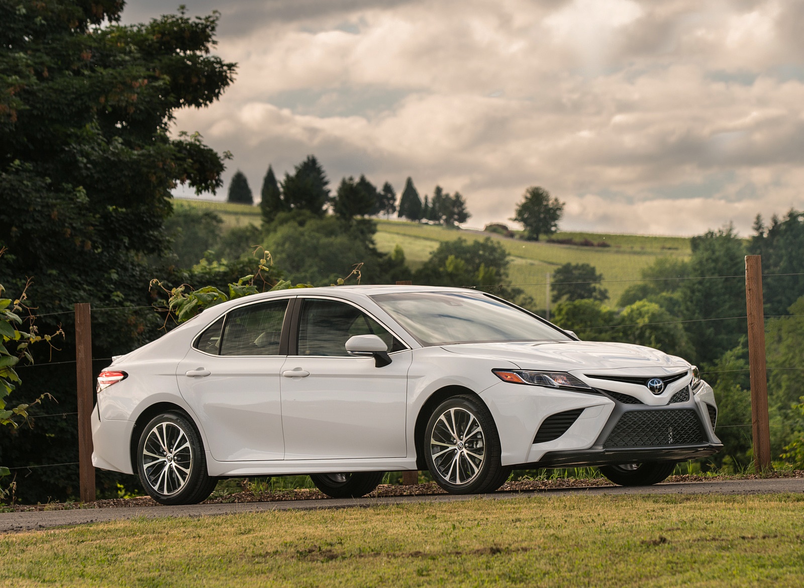 2018 Toyota Camry SE Front Three-Quarter Wallpapers #22 of 65